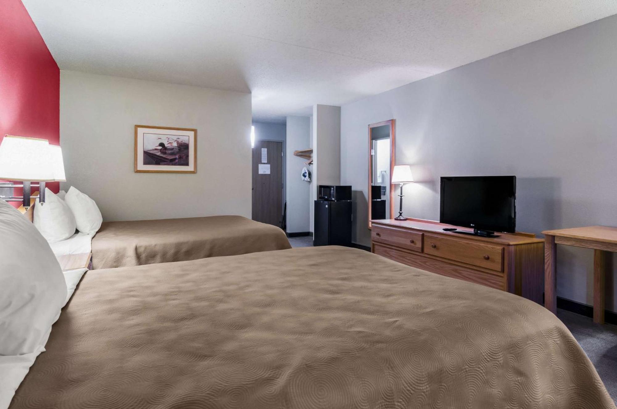 Rodeway Inn Hesston Экстерьер фото