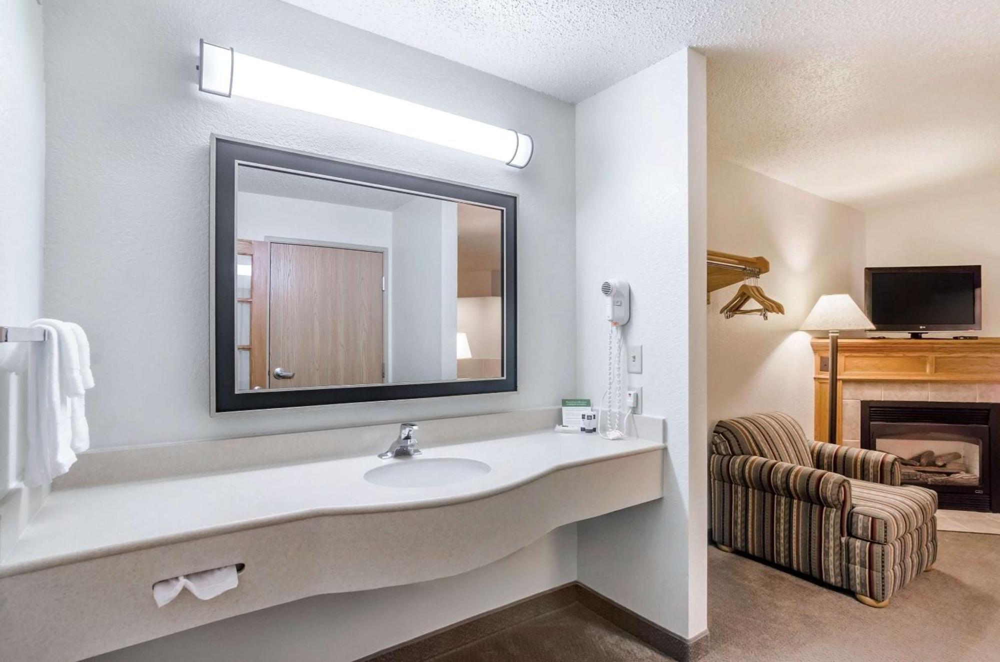 Rodeway Inn Hesston Экстерьер фото