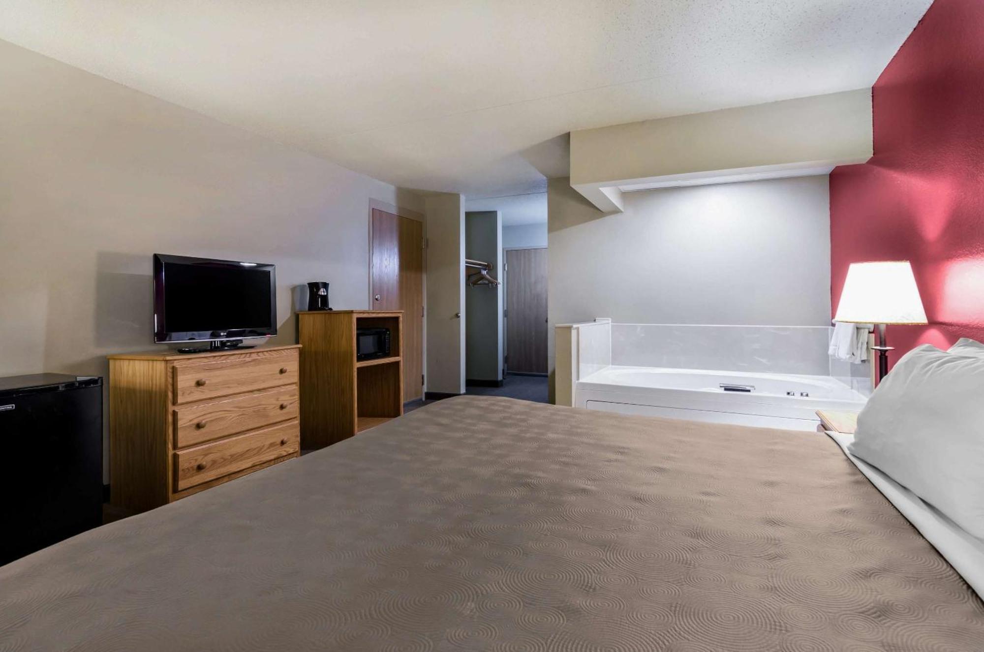 Rodeway Inn Hesston Экстерьер фото