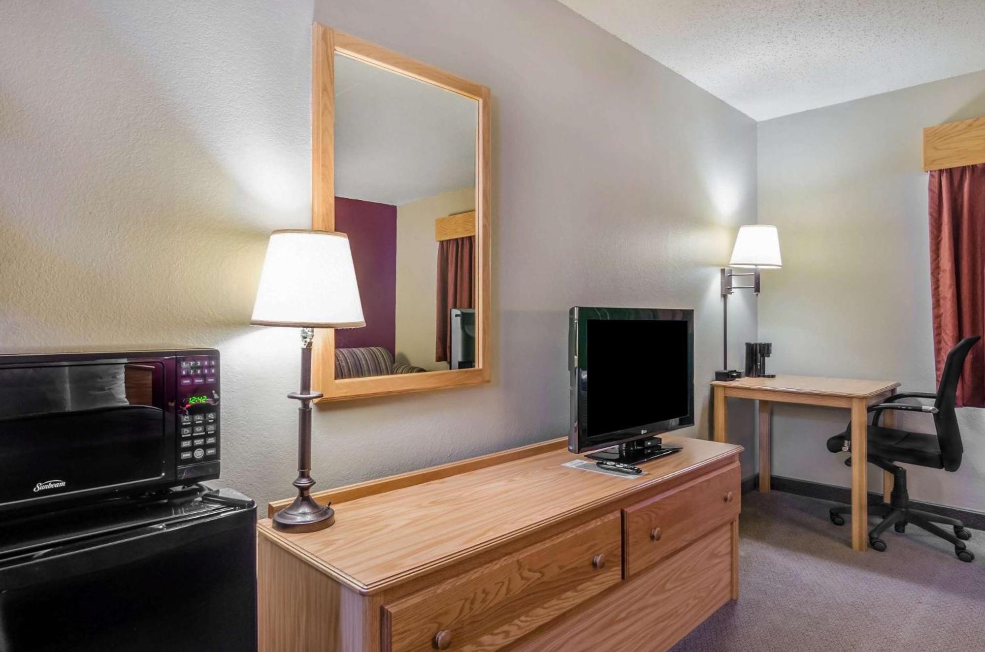 Rodeway Inn Hesston Экстерьер фото