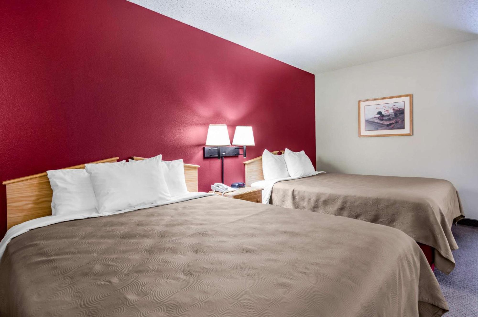 Rodeway Inn Hesston Экстерьер фото