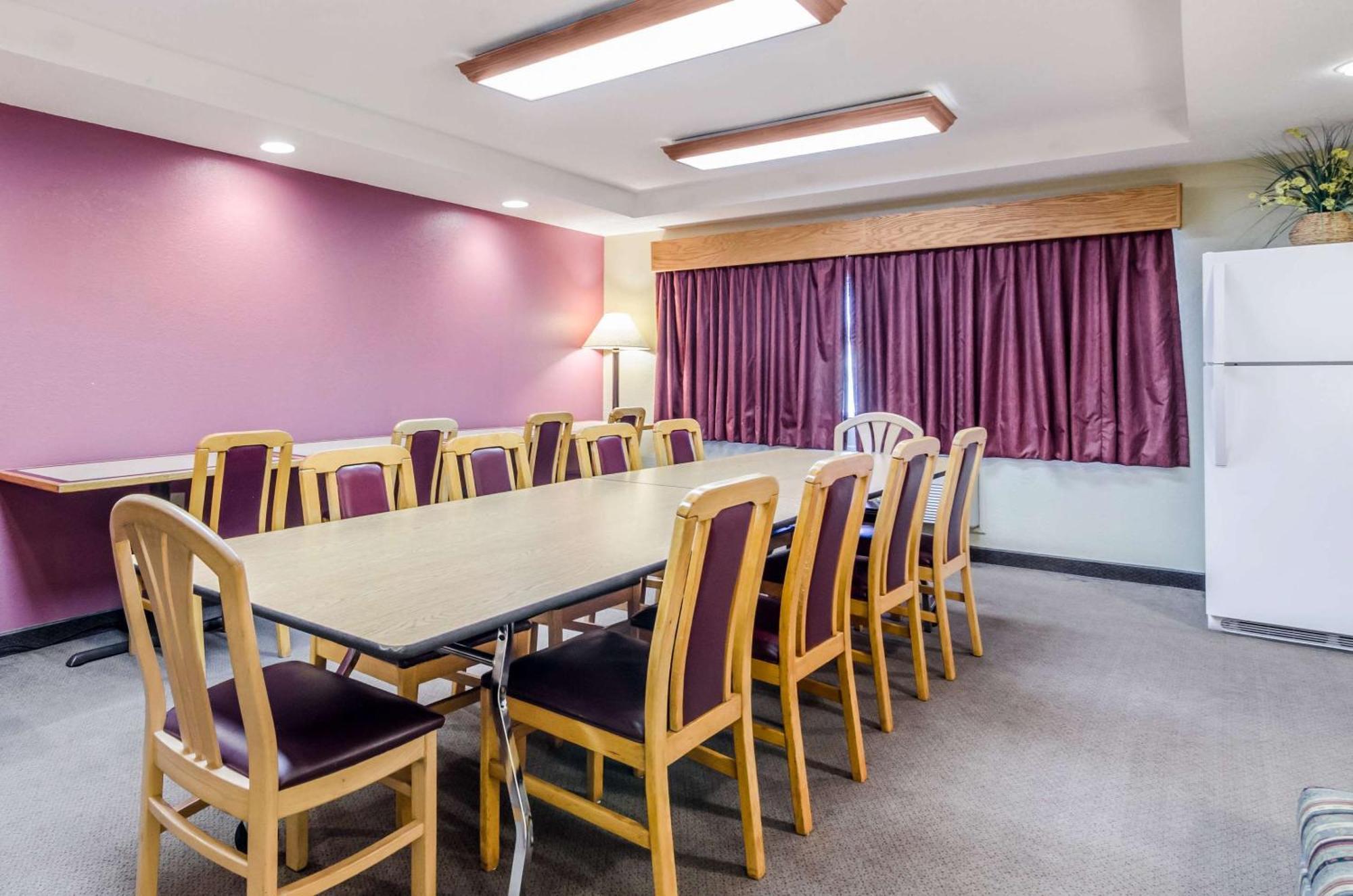 Rodeway Inn Hesston Экстерьер фото