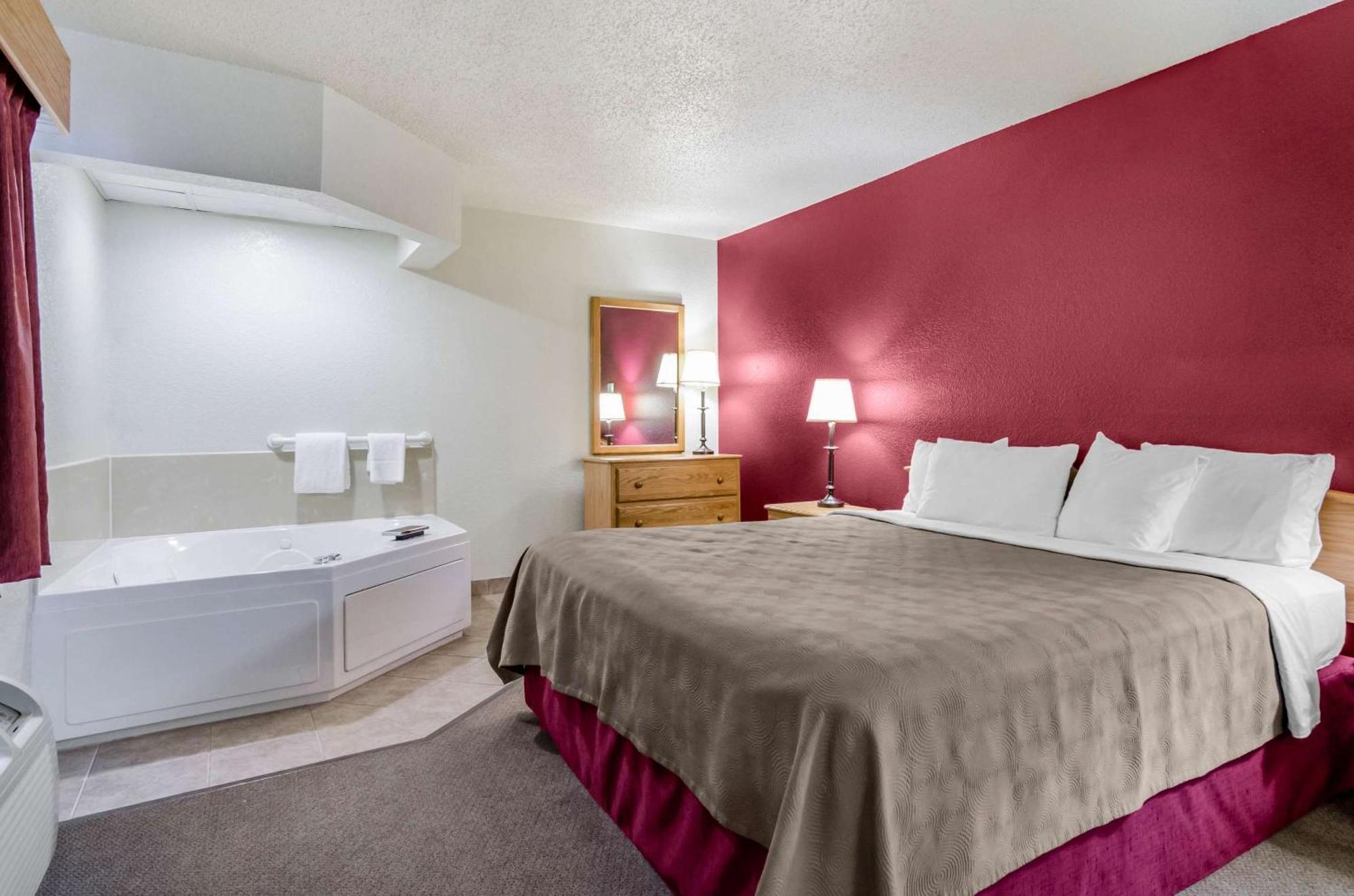 Rodeway Inn Hesston Экстерьер фото