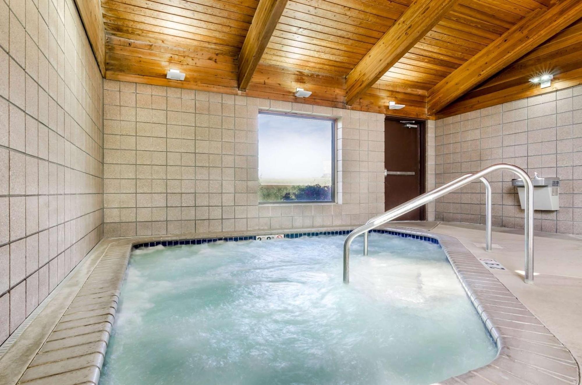 Rodeway Inn Hesston Экстерьер фото