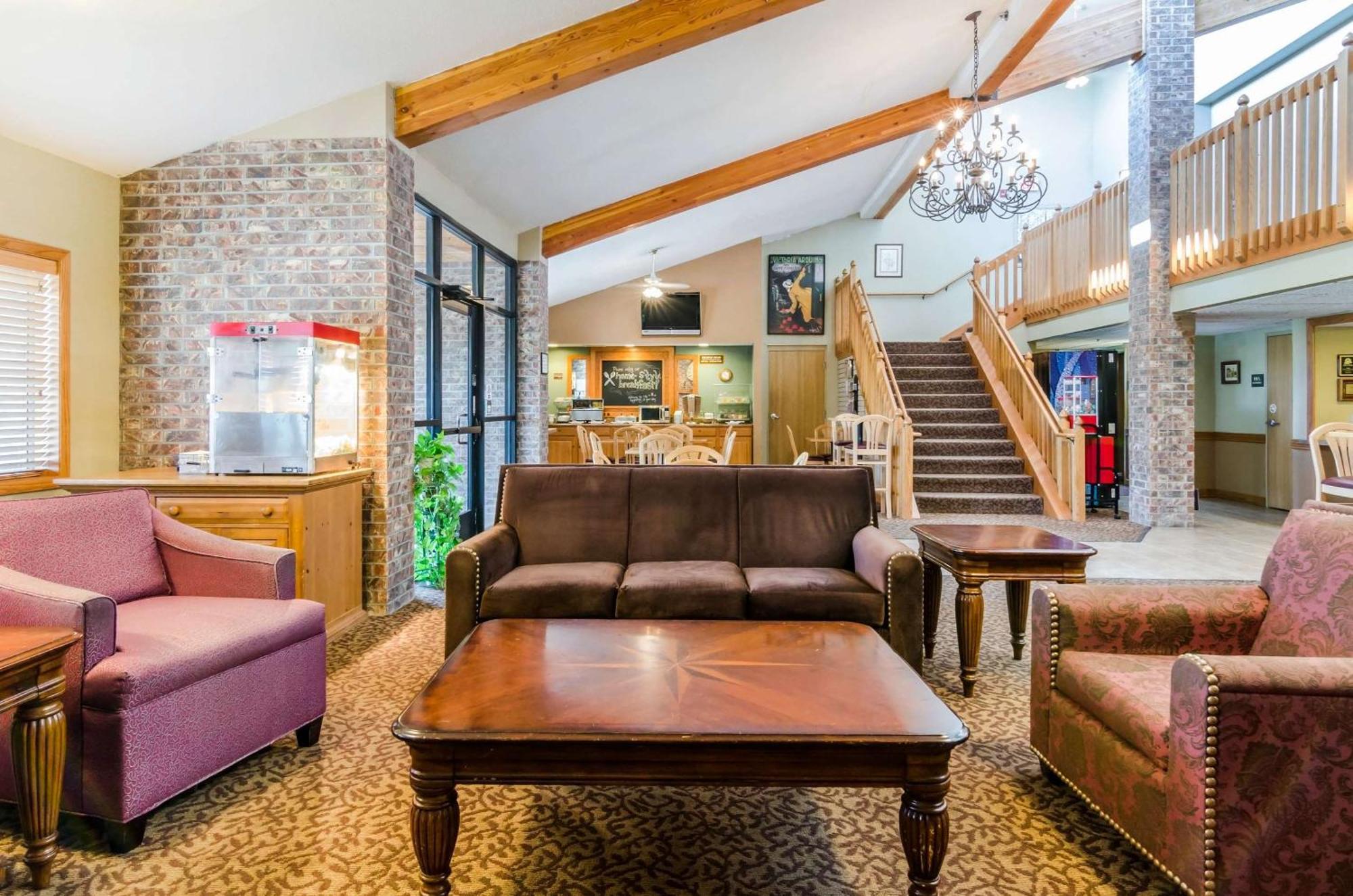 Rodeway Inn Hesston Экстерьер фото