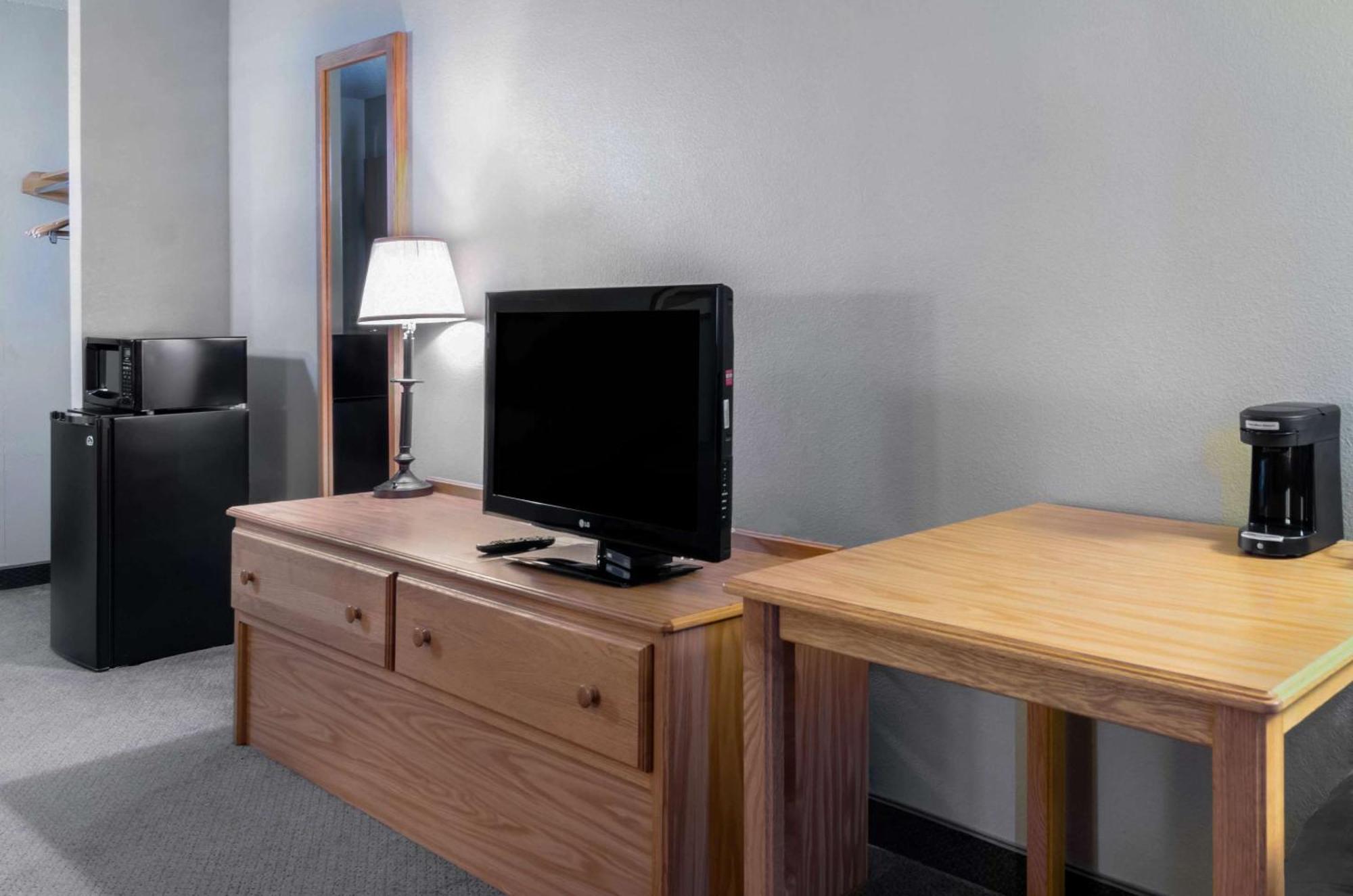 Rodeway Inn Hesston Экстерьер фото