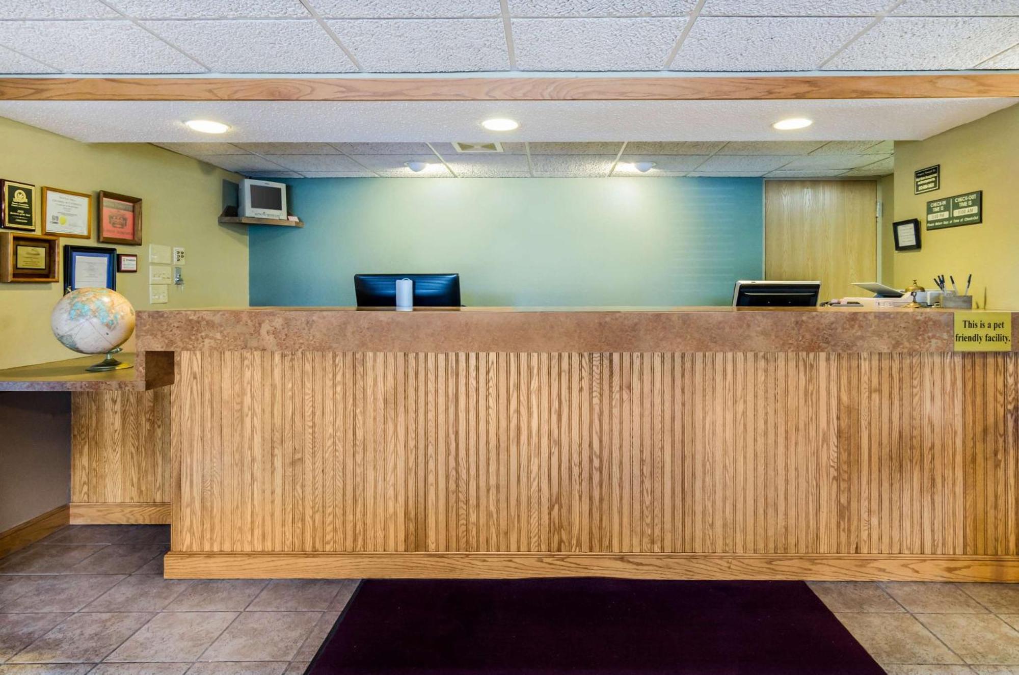 Rodeway Inn Hesston Экстерьер фото