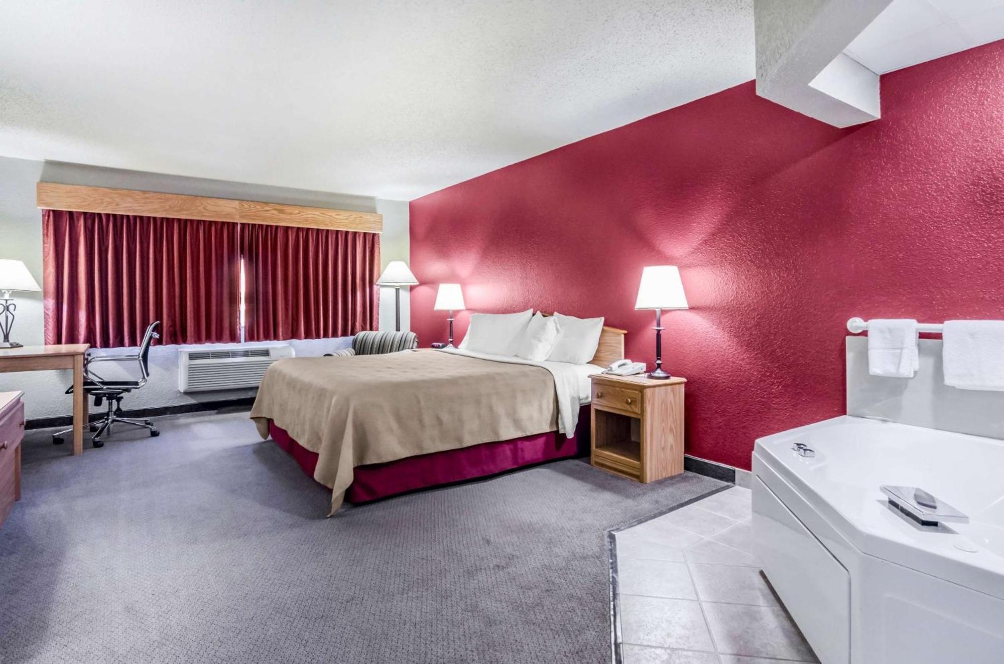 Rodeway Inn Hesston Экстерьер фото
