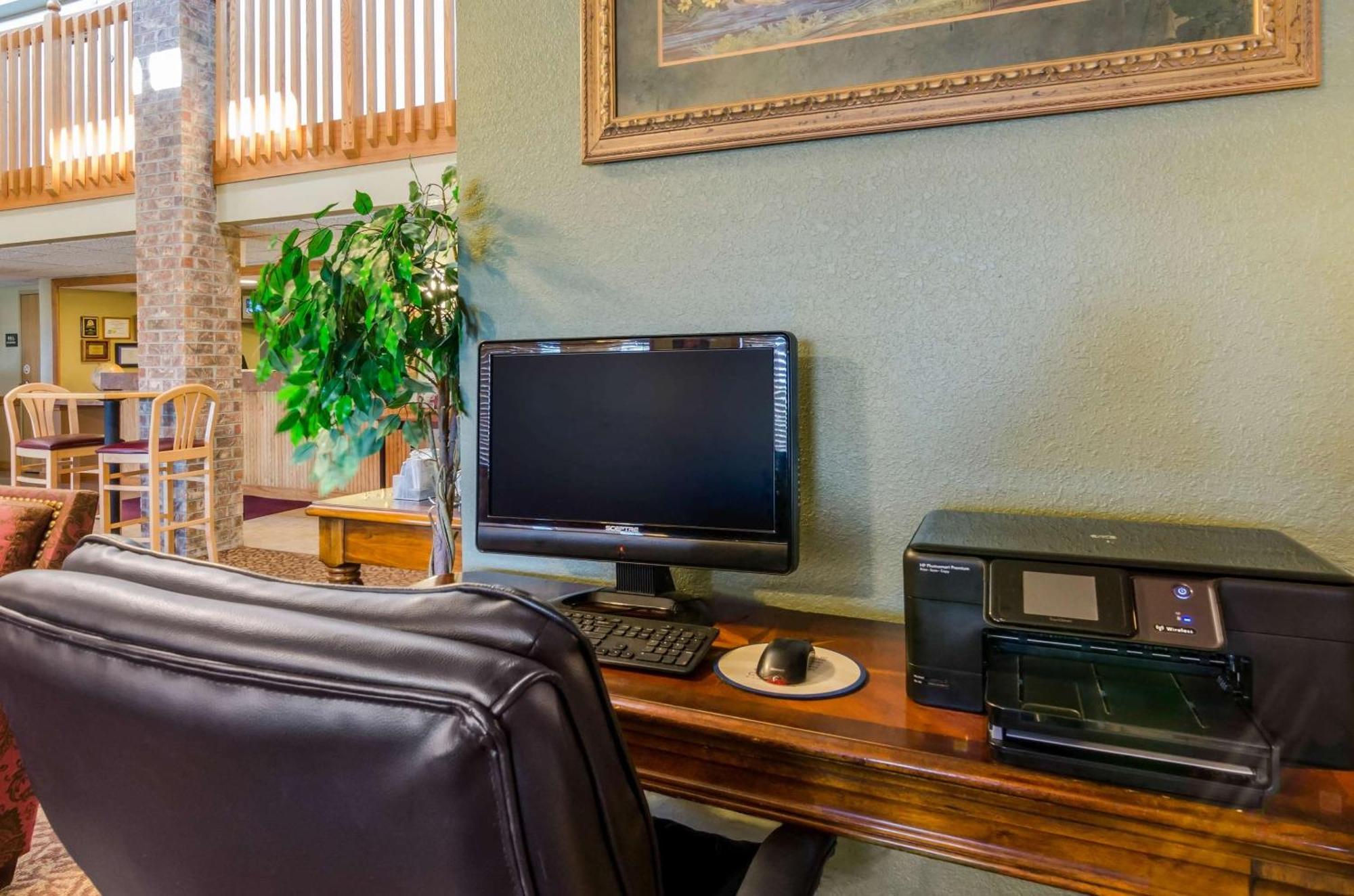 Rodeway Inn Hesston Экстерьер фото