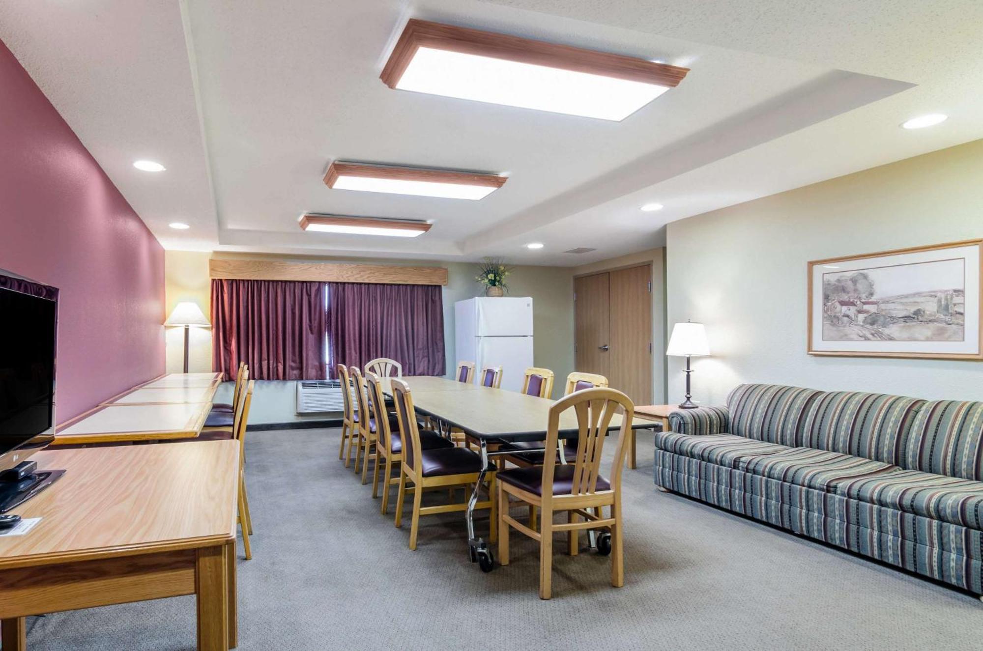 Rodeway Inn Hesston Экстерьер фото