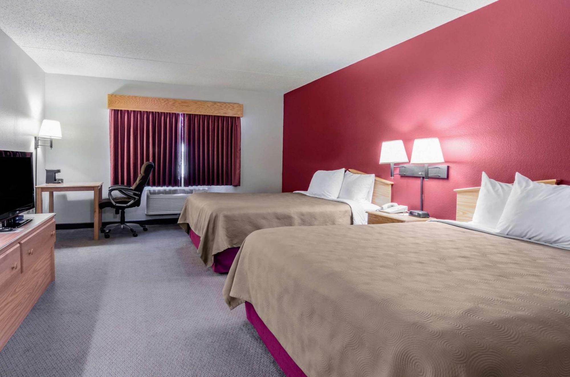 Rodeway Inn Hesston Экстерьер фото