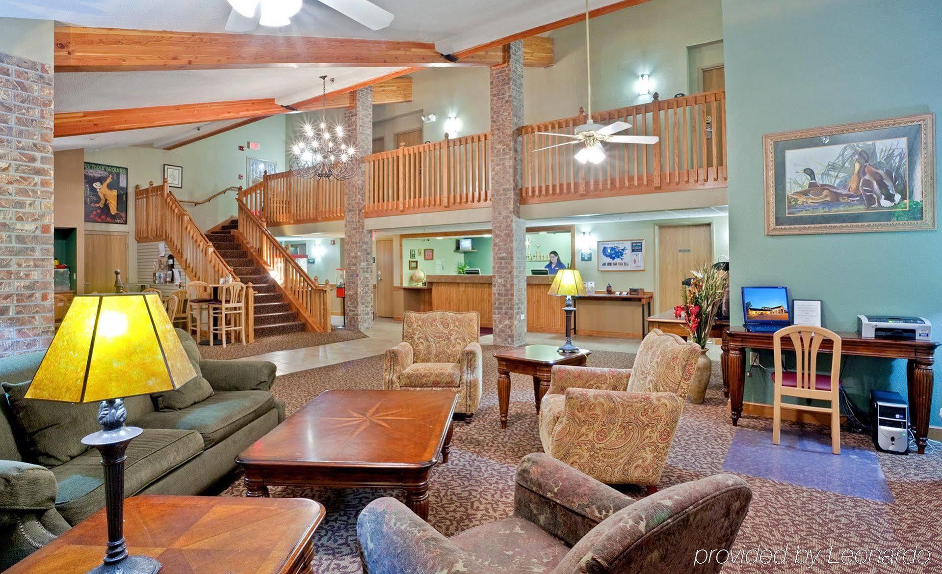 Rodeway Inn Hesston Экстерьер фото