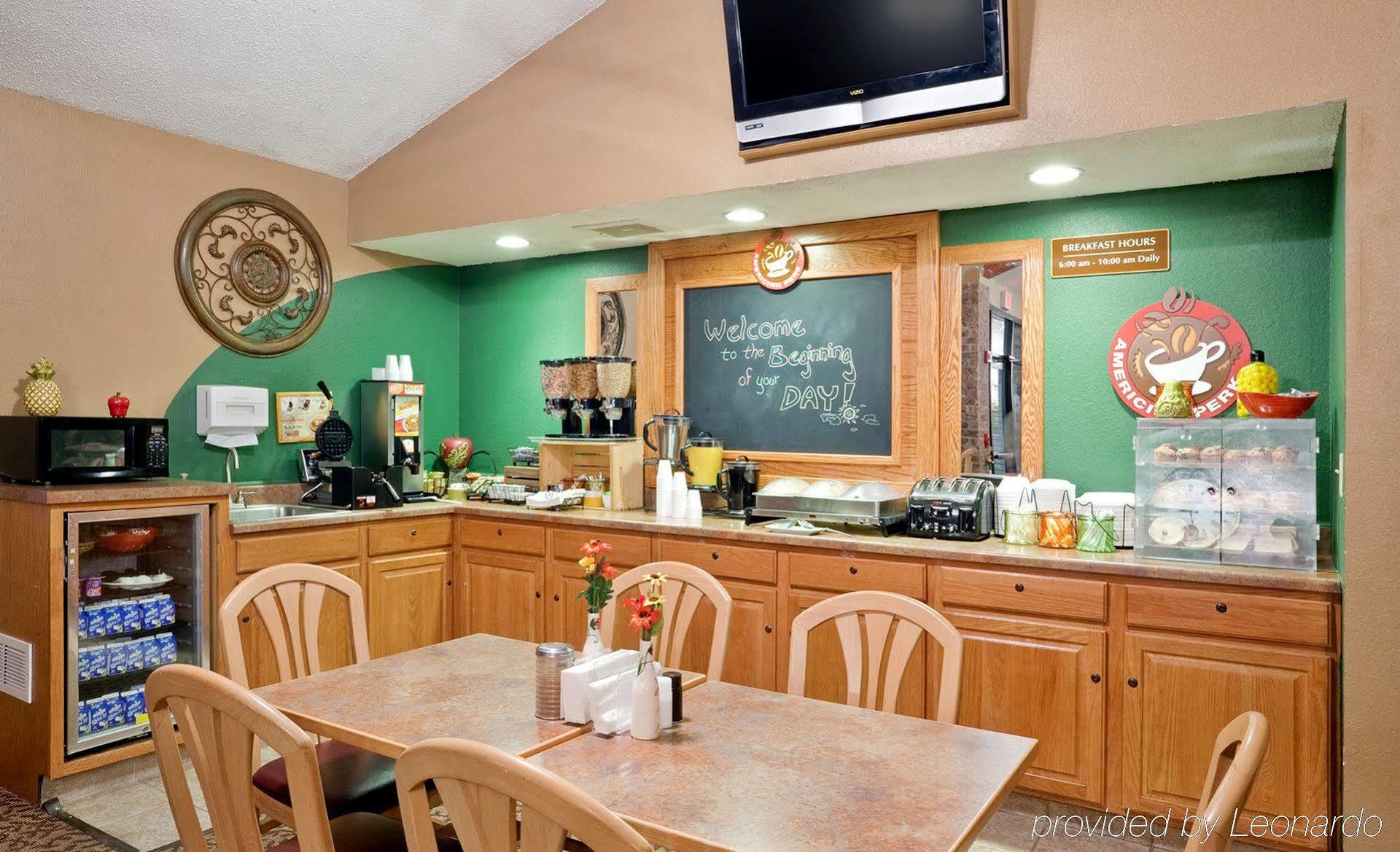 Rodeway Inn Hesston Экстерьер фото
