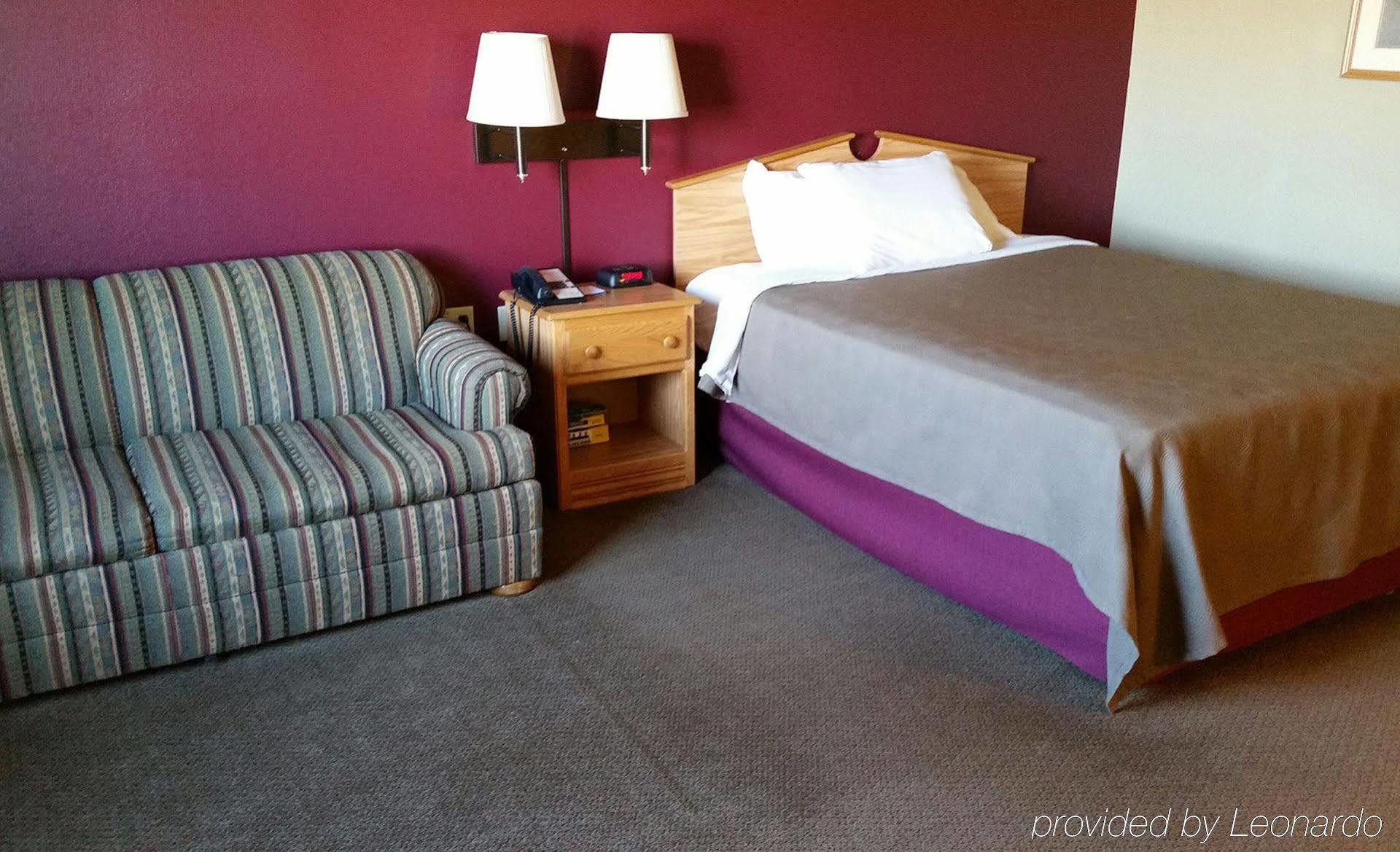 Rodeway Inn Hesston Экстерьер фото