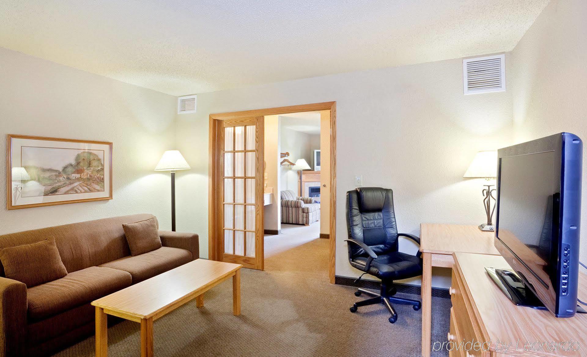 Rodeway Inn Hesston Экстерьер фото