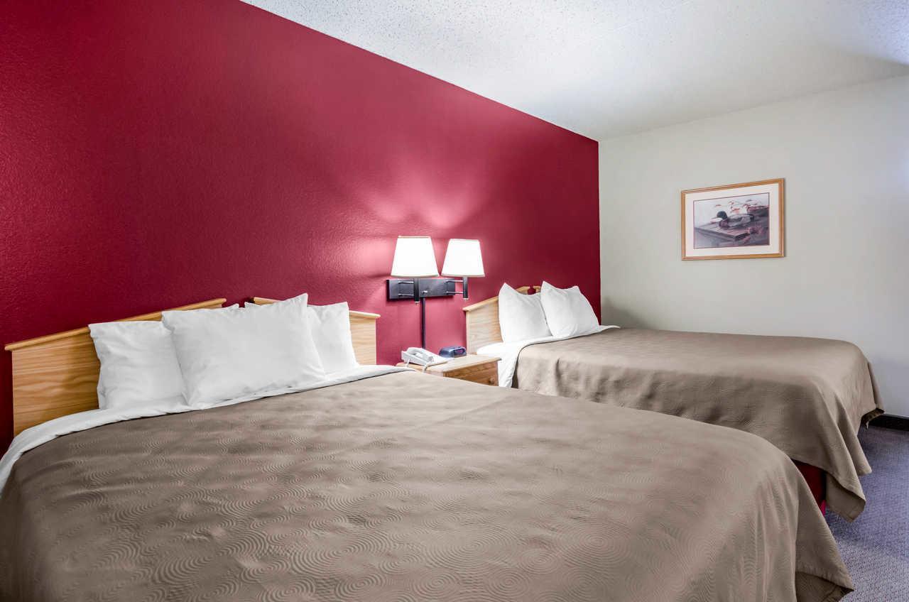 Rodeway Inn Hesston Экстерьер фото