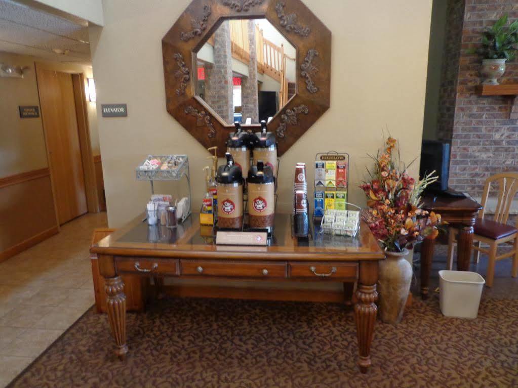 Rodeway Inn Hesston Экстерьер фото