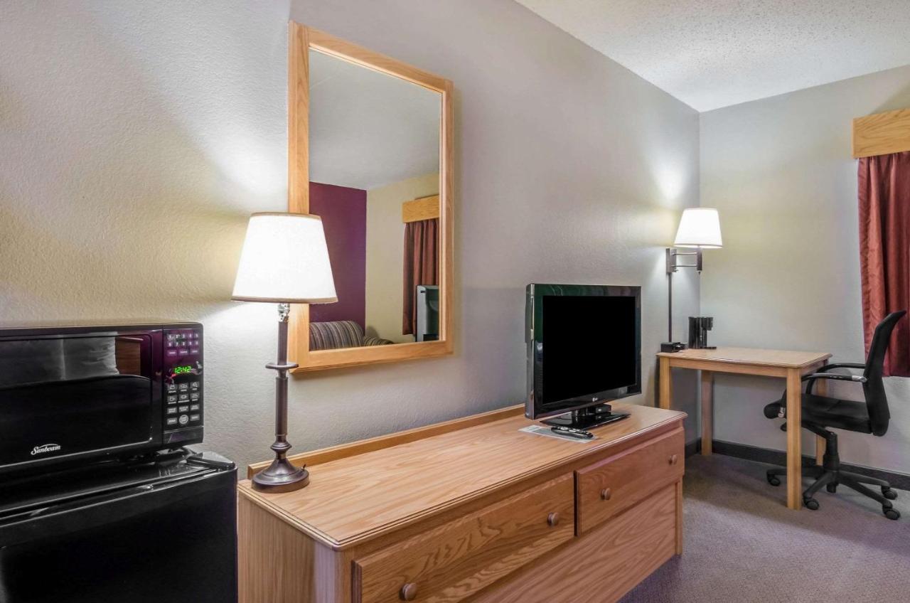 Rodeway Inn Hesston Экстерьер фото