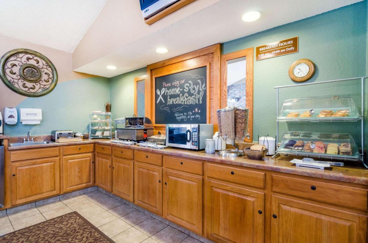 Rodeway Inn Hesston Экстерьер фото