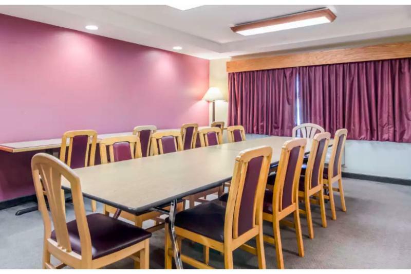 Rodeway Inn Hesston Экстерьер фото